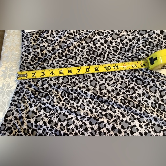 Capris Women’s 3X-5X Elastic Waistband Black Leopard Pattern - Picture 5 of 7